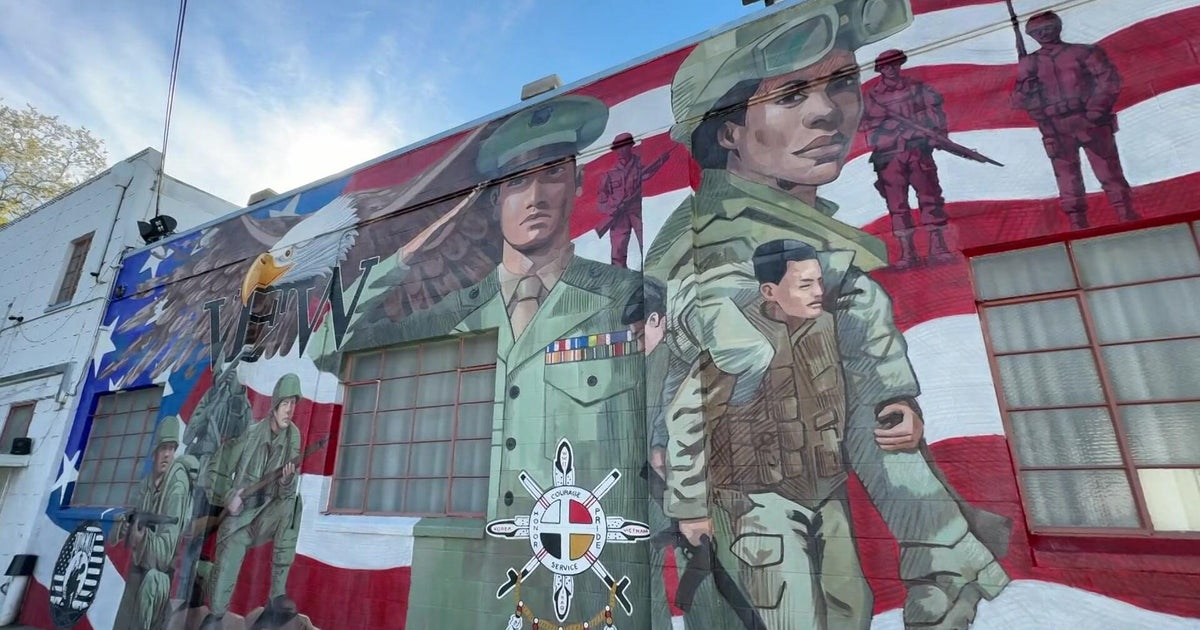 5 artists come together to honor soldiers with mural at Oak Park's Veterans of Foreign Wars post