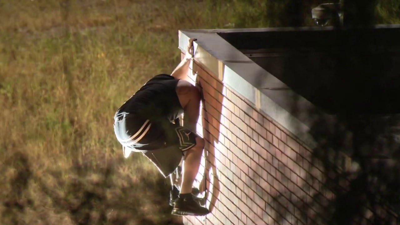 Suspect spotted on roof of Sun Valley building