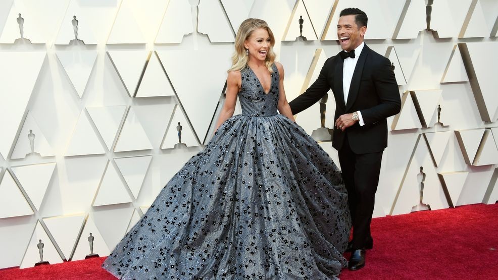 HOLLYWOOD, CALIFORNIA - FEBRUARY 24: (L-R) Kelly Ripa and Mark Consuelos attend the 91st Annual Academy Awards at Hollywood and Highland on February 24, 2019 in Hollywood, California. (Photo by Frazer Harrison/Getty Images)