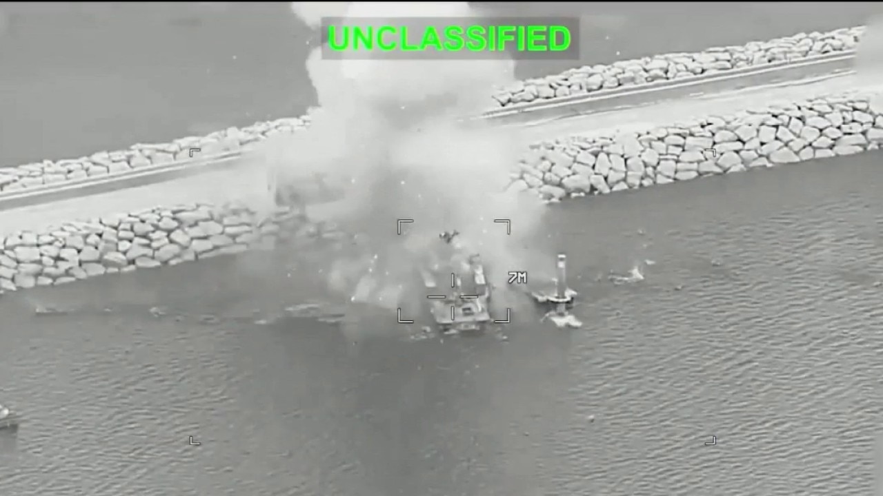 US targets Iranian Navy in Strait of Hormuz over oil supply 