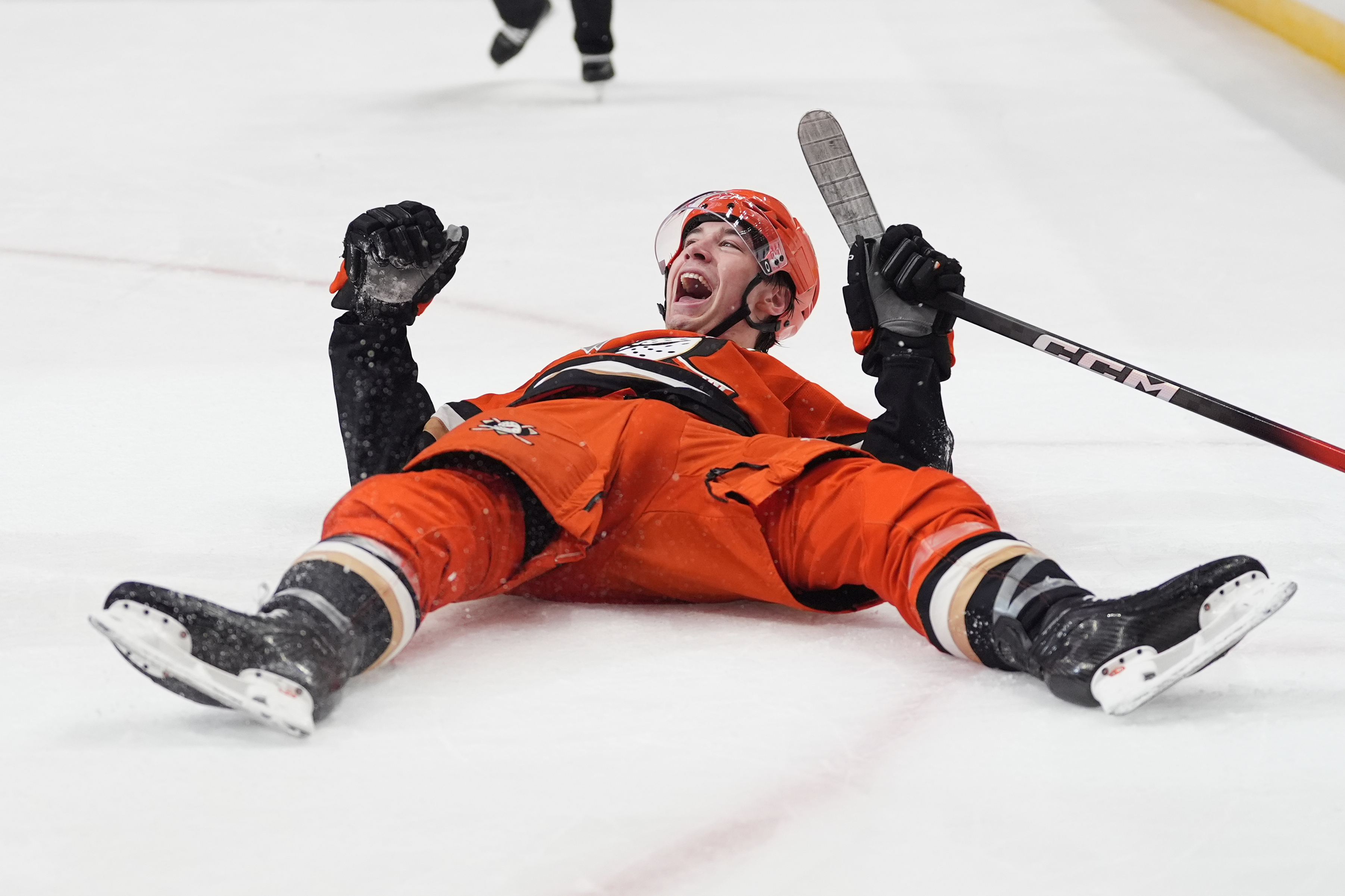 Ducks right wing Beckett Sennecke celebrates his goal during the...