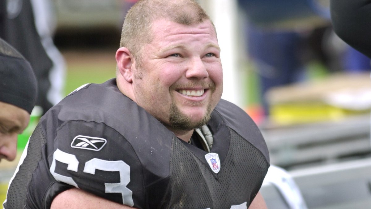 NFL football player Barret Robbins dies at 52 – NBC 5 Dallas-Fort Worth