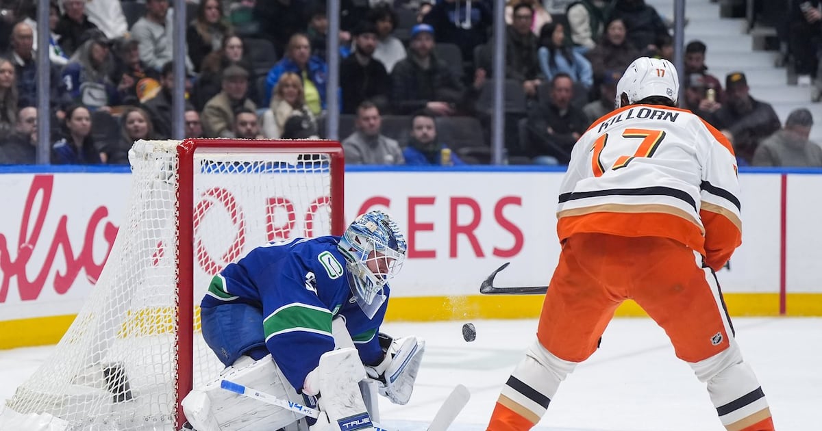 Pacific Division-leading Anaheim Ducks hold off Vancouver Canucks for win