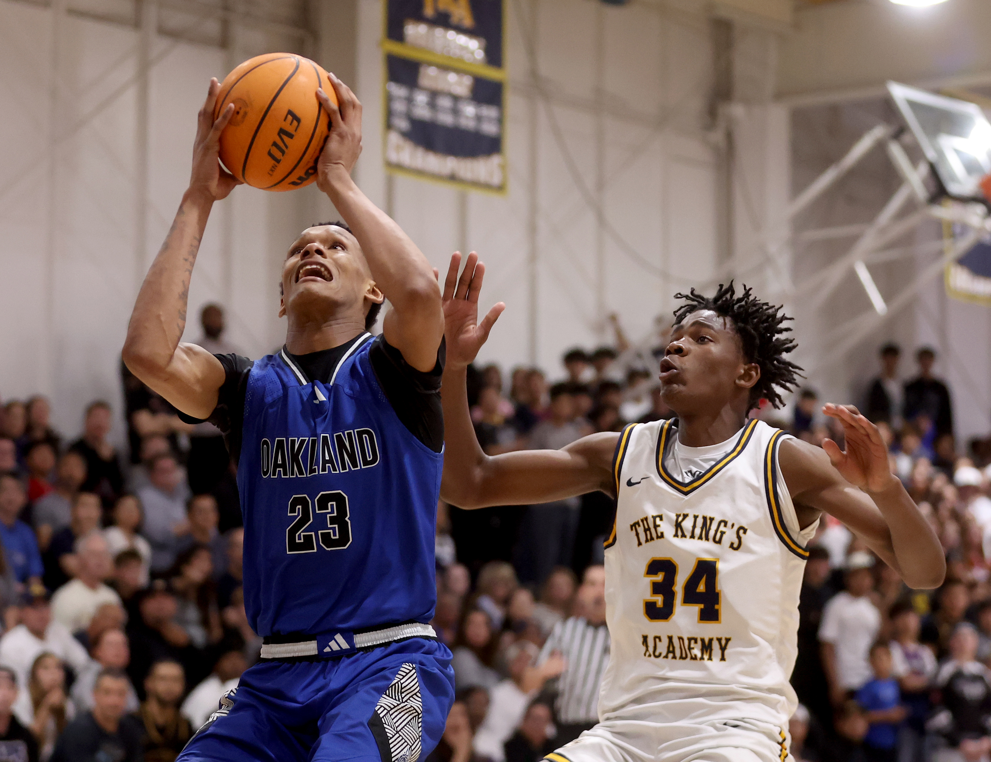Oakland Highâs Romyn Waugh (23) shoots past The Kingâs Academyâs...