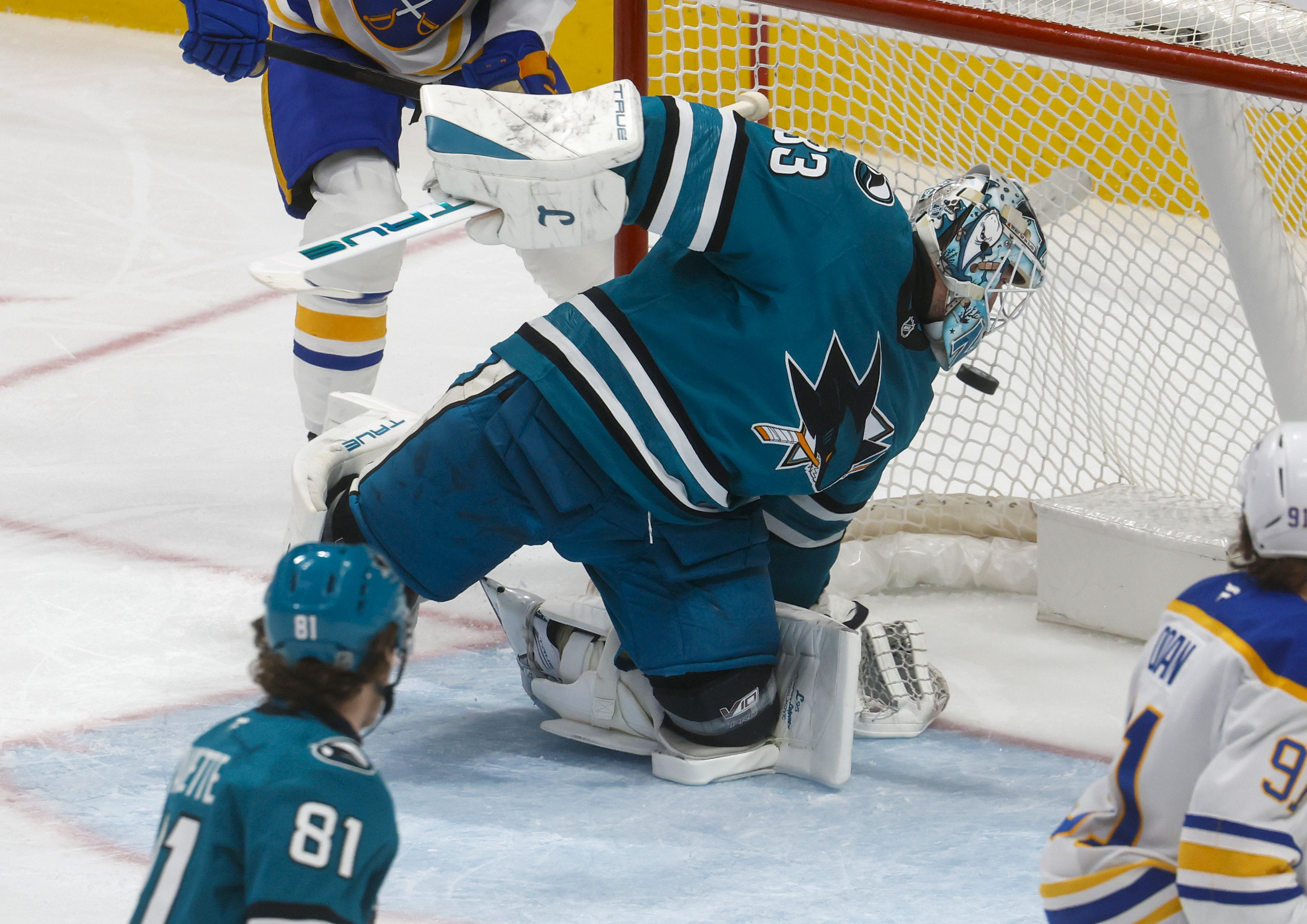 San Jose Sharks goaltender Alex Nedeljkovic (33) canât stop a...
