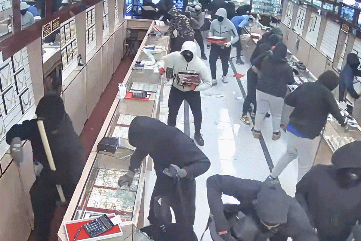 Brazen robbery crew storms California jewelry store, steals $1.7M in just 70 seconds: video