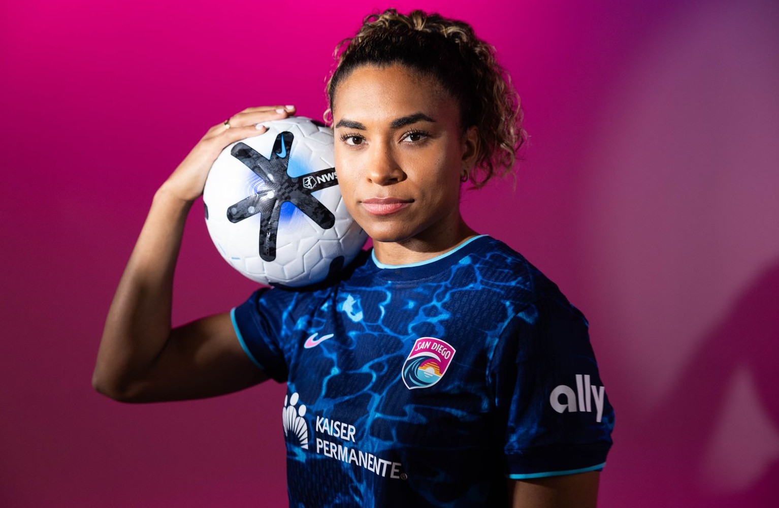 SHE CATCHES THE WAVE: USWNT standout Macario signs with San Diego