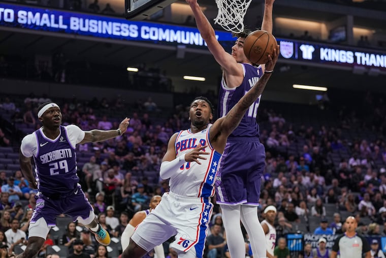 The Sixers' Justin Edwards scored 32 points in a 139-118 victory over the Kings on Thursday in Sacramento.