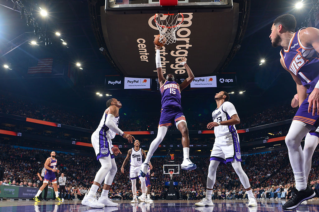 PHOENIX, AZ - JANUARY 2: Mark Williams #15 of the Phoenix Suns drives to the basket during the game against the Sacramento Kings on January 2, 2026 at PHX Arena in Phoenix, Arizona. NOTE TO USER: User expressly acknowledges and agrees that, by downloading and or using this photograph, user is consenting to the terms and conditions of the Getty Images License Agreement. Mandatory Copyright Notice: Copyright 2026 NBAE (Photo by Kate Frese/NBAE via Getty Images)