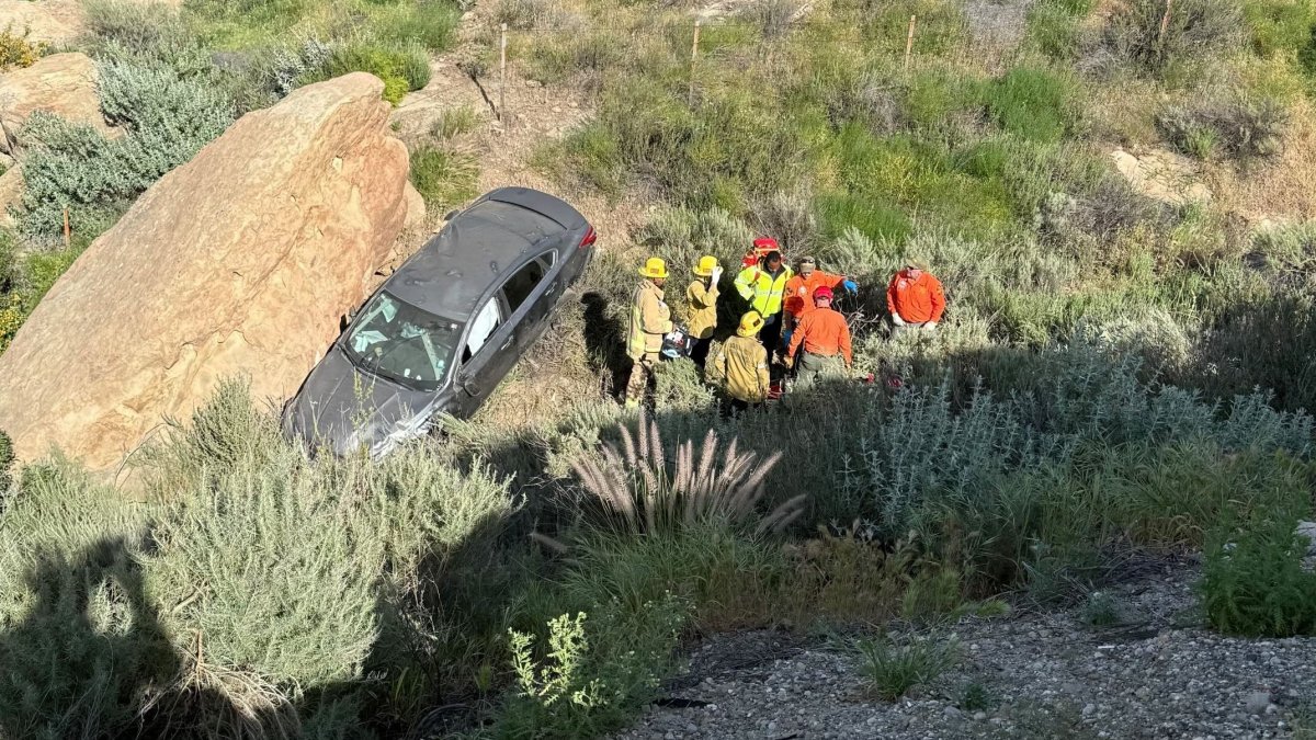 118 Freeway crash as woman rescued from embankment – NBC Los Angeles