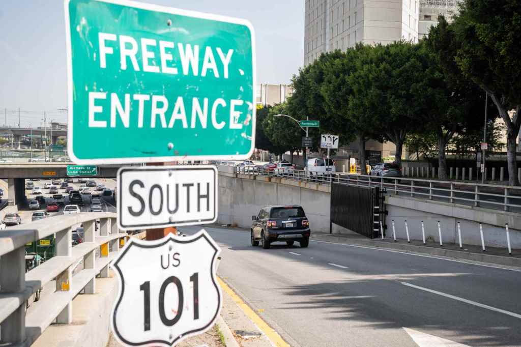Swinging gates installed on 101 Freeway ahead of Saturday’s ‘No Kings’ protest – Daily News