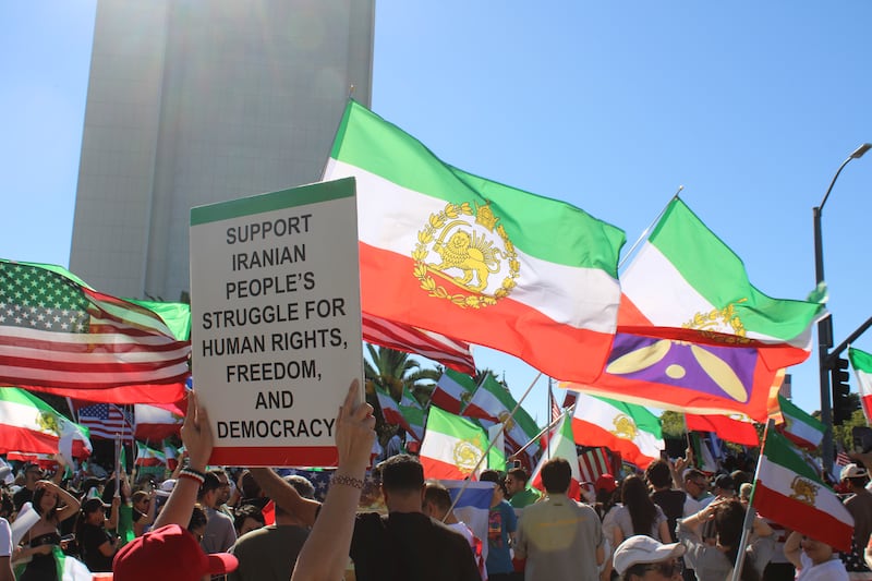 After looping back to Veteran Avenue, participants gathered outside the Wilshire Federal Building, where they continued chanting and cheering. (Photo by Charlotte Calmès)