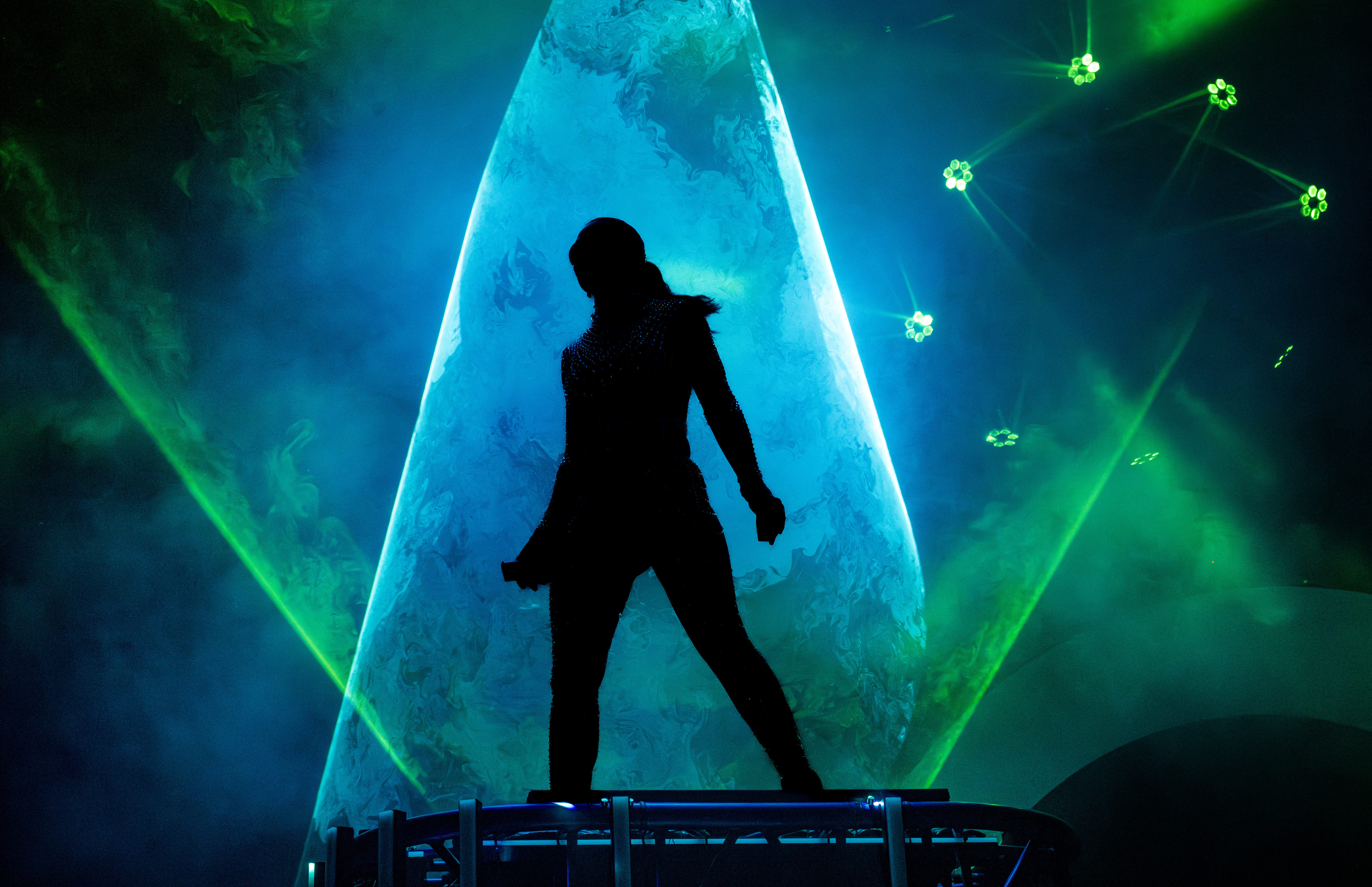 Melody Yang uses lasers and bubbles to create an ocean...