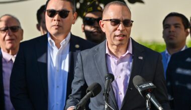 House Minority Leader Hakeem Jeffries meets with veterans in Orange County – Orange County Register