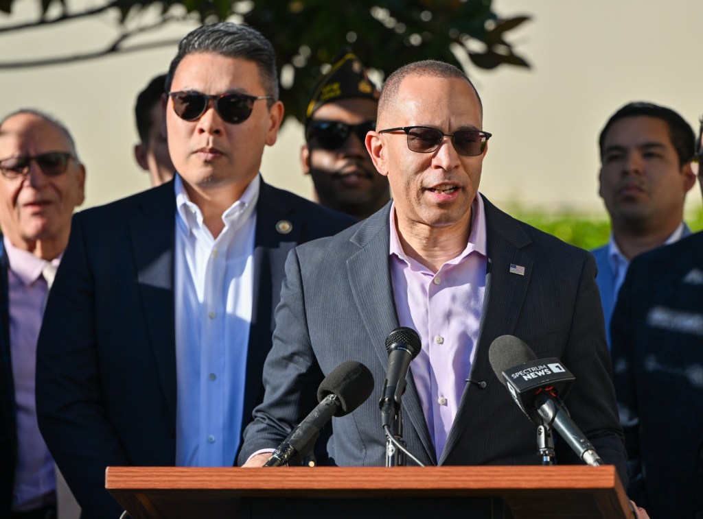 House Minority Leader Hakeem Jeffries meets with veterans in Orange County – Orange County Register
