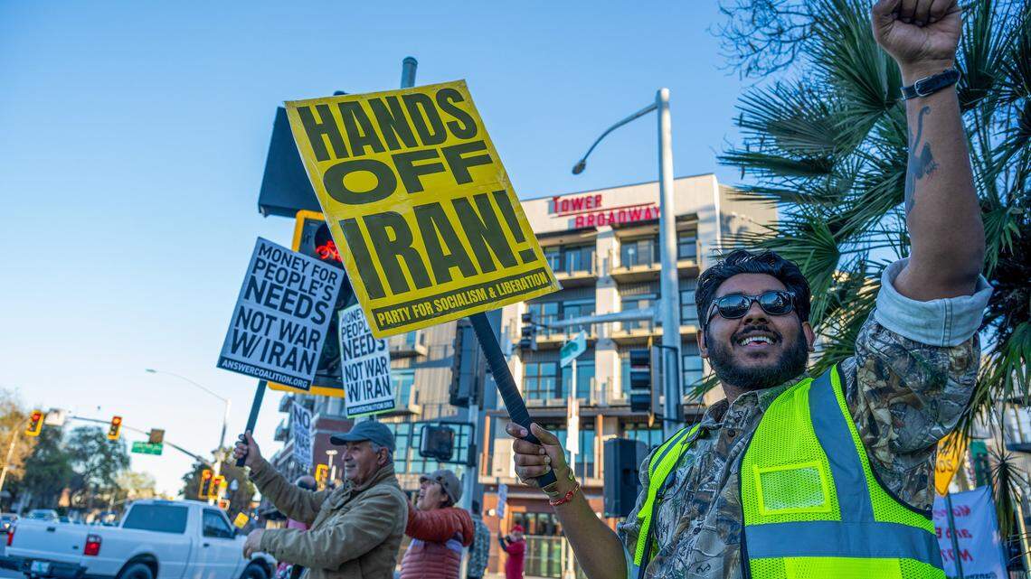 Sacramento CA protesters demonstrate against war in Iran