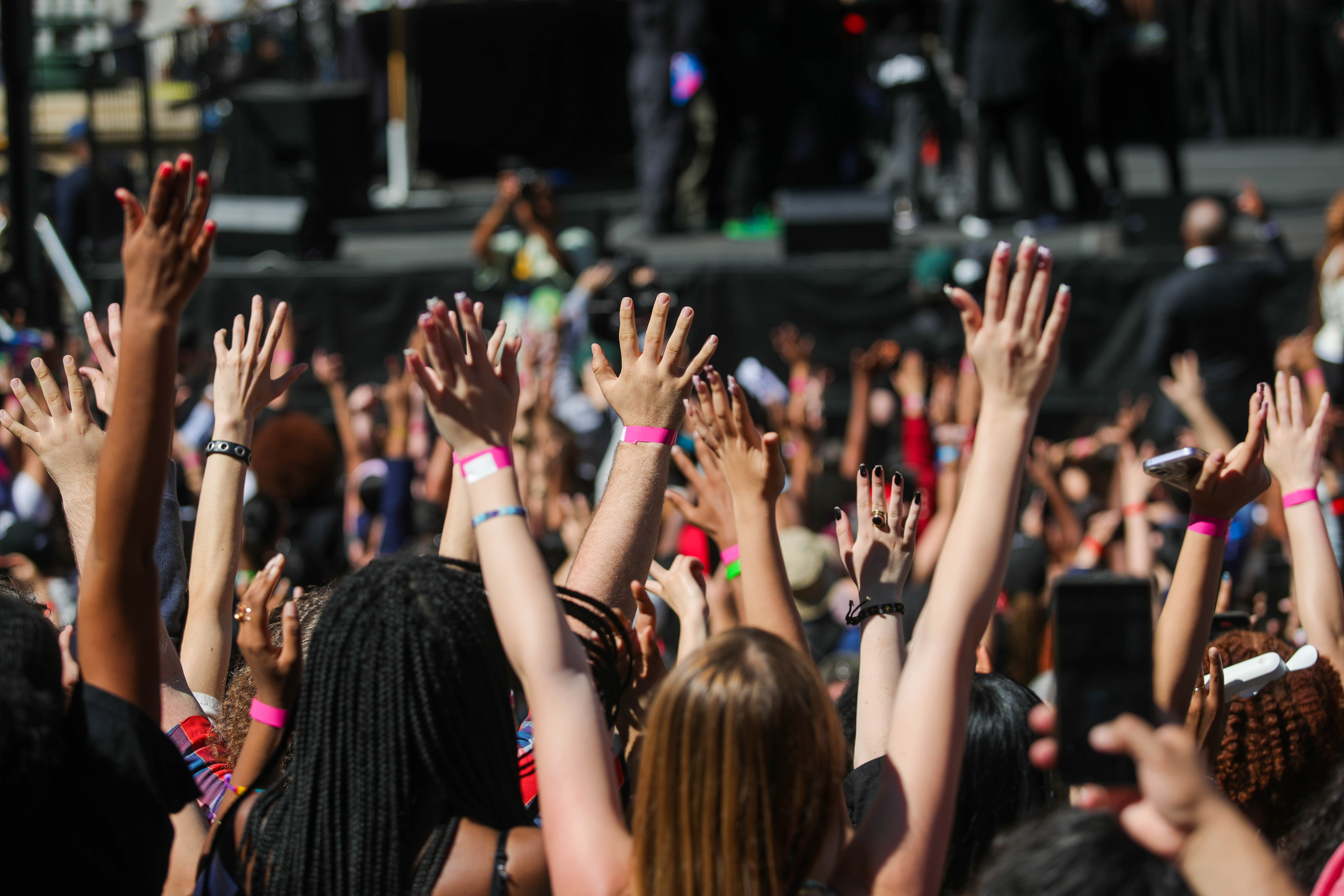 Attendees cheer with their hands up during Alysa Liuâs celebration...