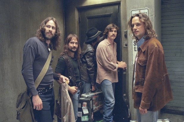 (Left to right) Lead singer Jeff Bebe (JASON LEE), drummer Ed Vallencourt (JOHN FEDEVICH), manager Dick Roswell (NOAH TAYLOR), lead guitarist Russell Hammond (BILLY CRUDUP), and bass player Larry Fellows (MARK KOZELEK) are intercepted at the stage door by a rock writer in DreamWorks Pictures' ALMOST FAMOUS.