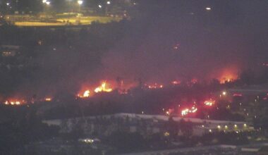 Crews battle brush fire in Santee that prompted evacuation of shoppers – San Diego Union-Tribune