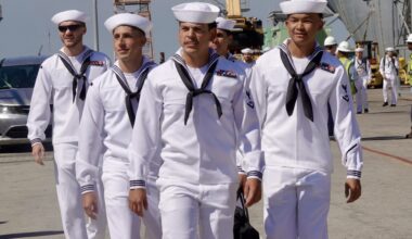 Navy clarifies that sailors can wear their uniforms despite tensions due to war with Iran – San Diego Union-Tribune