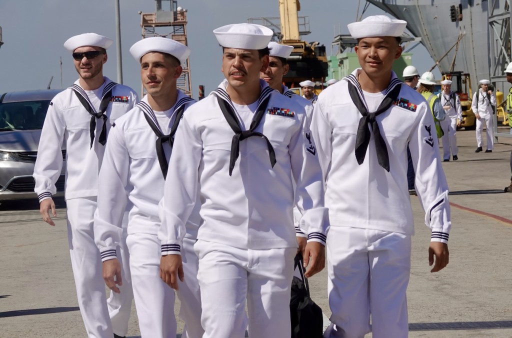 Navy clarifies that sailors can wear their uniforms despite tensions due to war with Iran – San Diego Union-Tribune