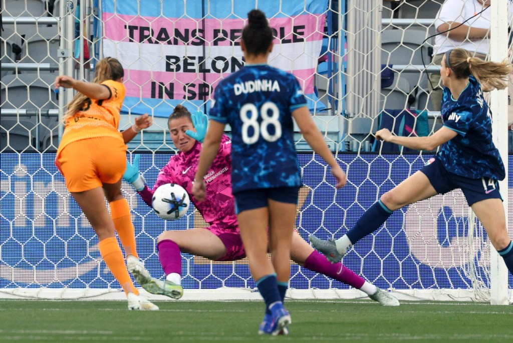 Houston's Makenzy Robbe sinks former club as Wave fall in season opener