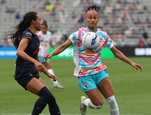 The Wave's Trinity Armstrong, right, and Bay FC's Alyssa Malonson chase the ball as it bounces high during the first half at Snapdragon Stadium in San Diego on Sunday, May 04, 2025. (Hayne Palmour IV / For The San Diego Union-Tribune)