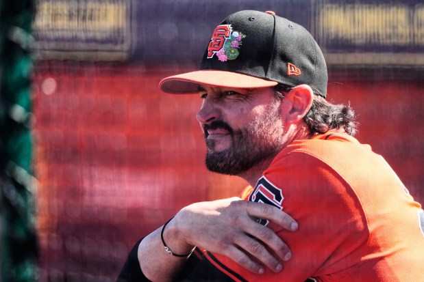 San Francisco Giants manager Tony Vitello watches from the dugout before a spring training baseball game against the Seattle Mariners, Saturday, Feb. 21, 2026, in Peoria, Ariz. (AP Photo/Charlie Riedel)