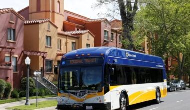 A man wears a derby hat and glasses