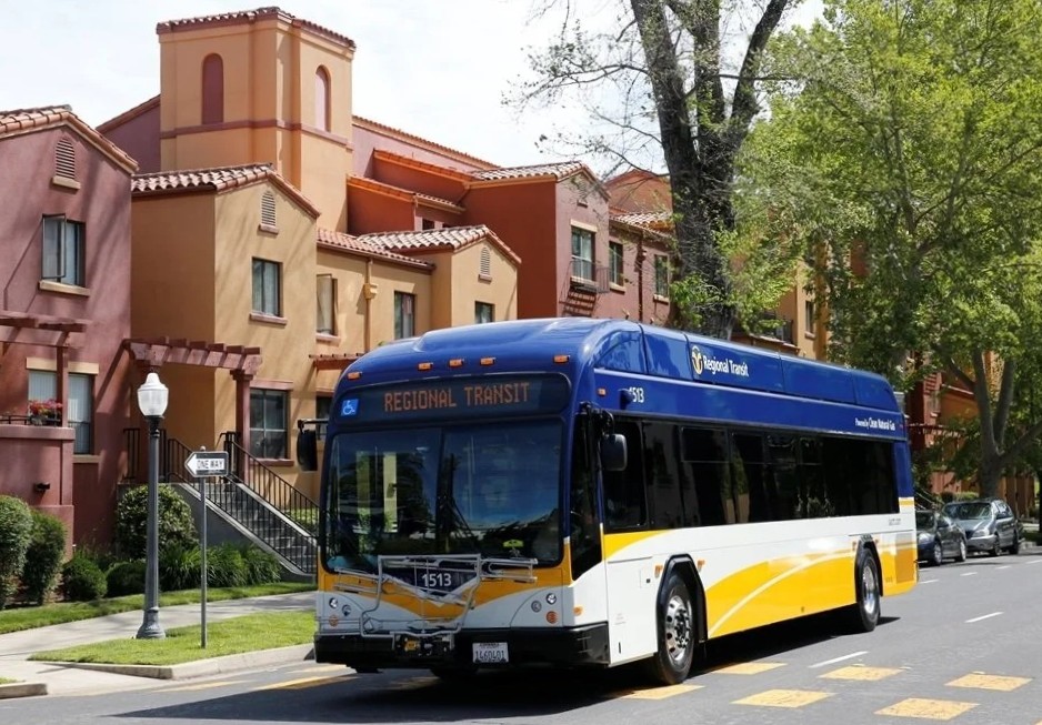 A man wears a derby hat and glasses