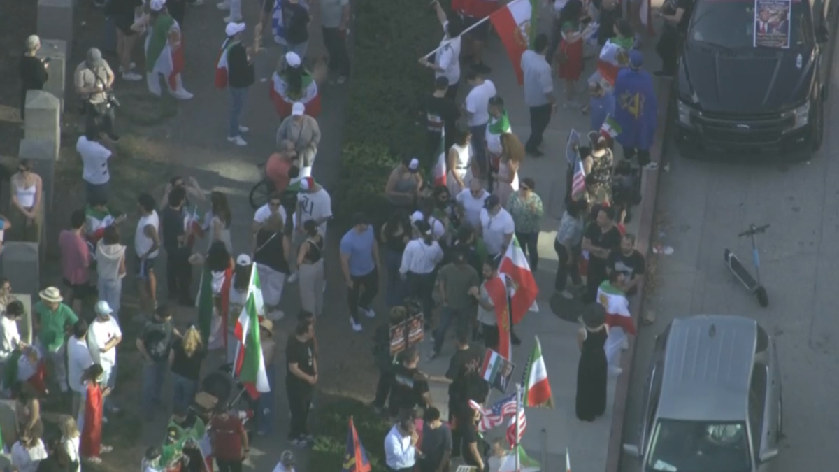 Crowd gathers at federal building in Westwood after Iran’s supreme leader killed – NBC Los Angeles