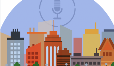 A man wears a derby hat and glasses