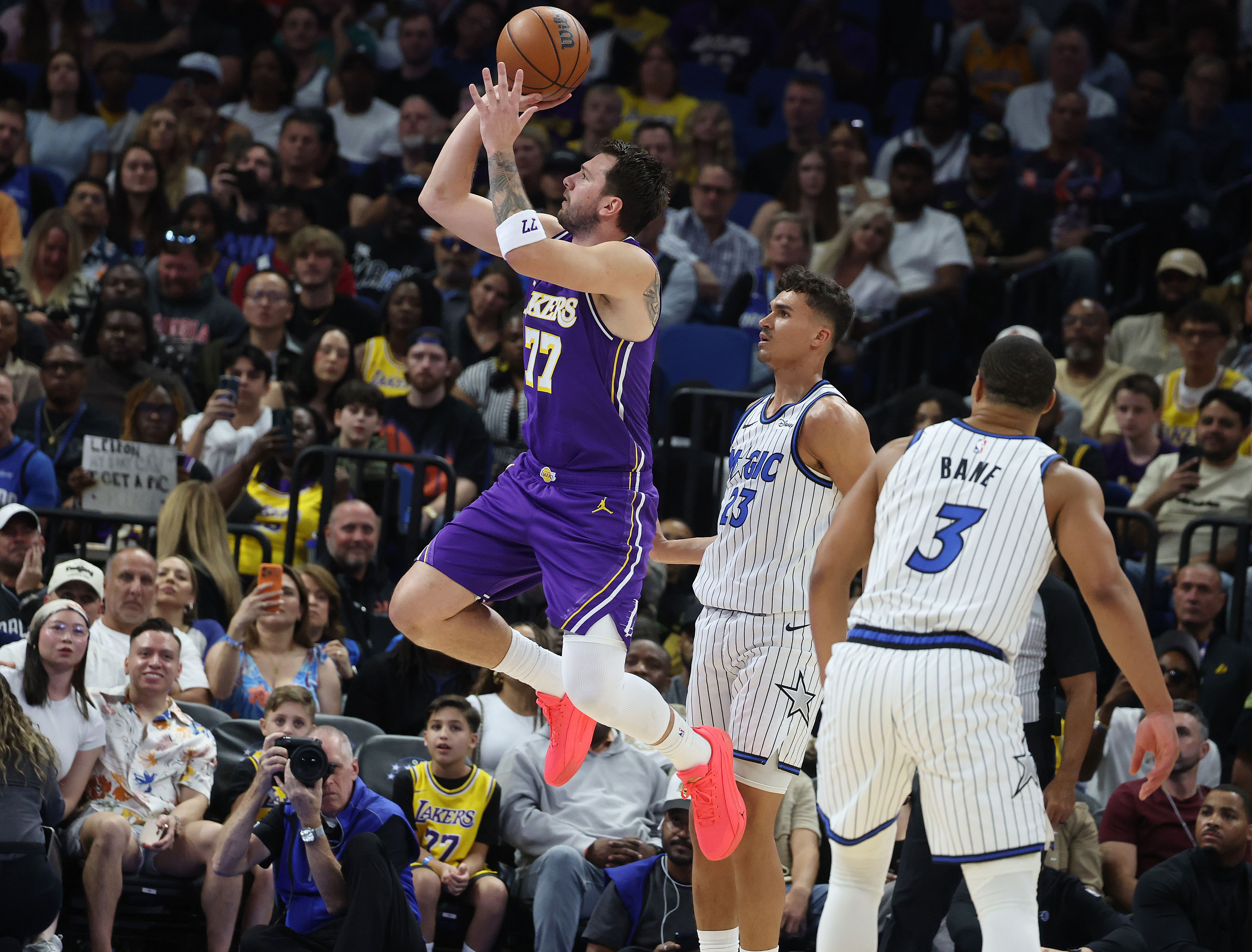LA guard Luka Doncic (77) shoots during the Los Angeles...