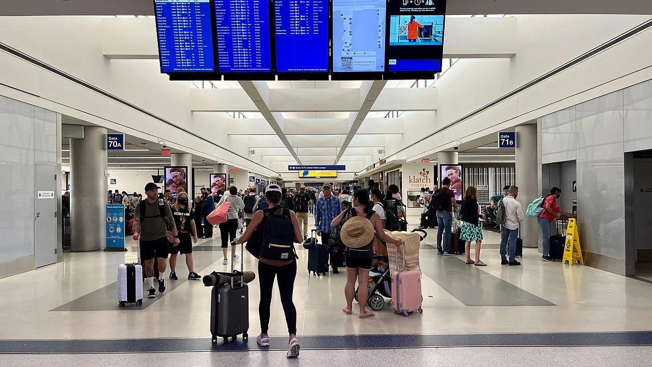 Australian Traveler Attacks TSA Officer at Los Angeles After Mistaking Lost Bag for Theft