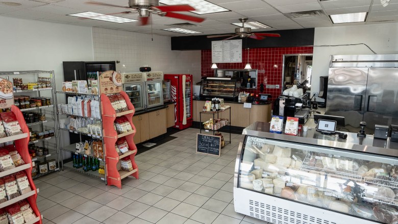 Gusto Deli & Bistro in Pacific Beach. (Photo by Thomas Murphy/Times of San Diego)