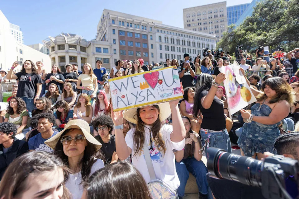 Elle Fenno, 11, holds up a sign honoring Alysa Liu during the Alysa Liu Celebration Rally at Frank Ogawa Plaza in front of City Hall in Oakland, Calif., on March 12, 2026. (Douglas Zimmerman/SFGATE)