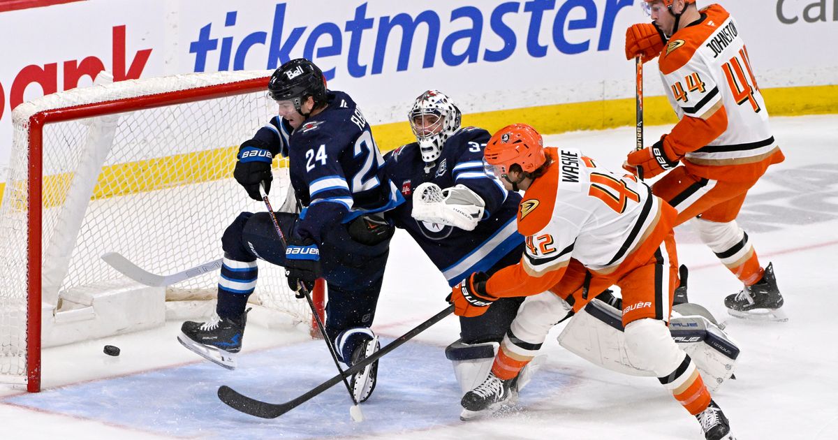 Ducks’ second-period outburst helps to sink Jets 4-1 :: WRAL.com