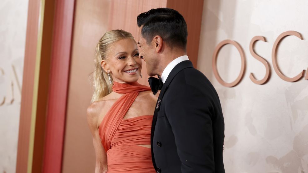 HOLLYWOOD, CALIFORNIA - MARCH 02: (L-R) Kelly Ripa and Mark Consuelos attend the 97th Annual Oscars at Dolby Theatre on March 02, 2025 in Hollywood, California. (Photo by Mike Coppola/Getty Images)
