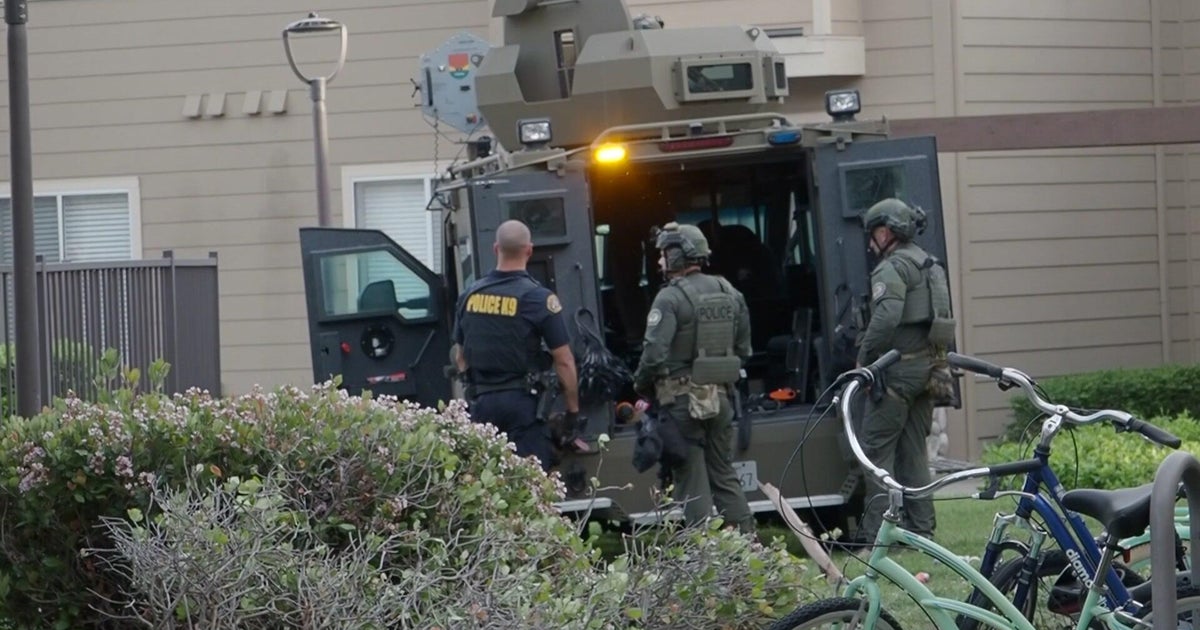 Suspect barricaded in Folsom apartment surrenders after allegedly attacking stranger with bat