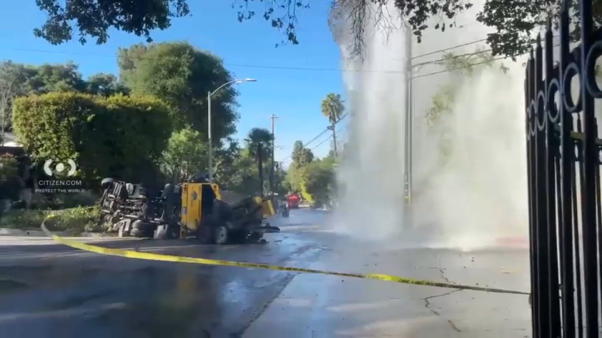 Water erupts from sheared hydrant after crash in Encino – NBC Los Angeles