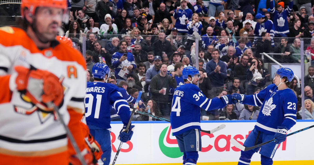 Maple Leafs beat Ducks 6-4 to end 8-game slide. Matthews injured on knee-on-knee hit