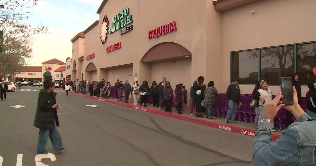 Stockton crowds turn out for Rancho San Miguel supermarket grand opening