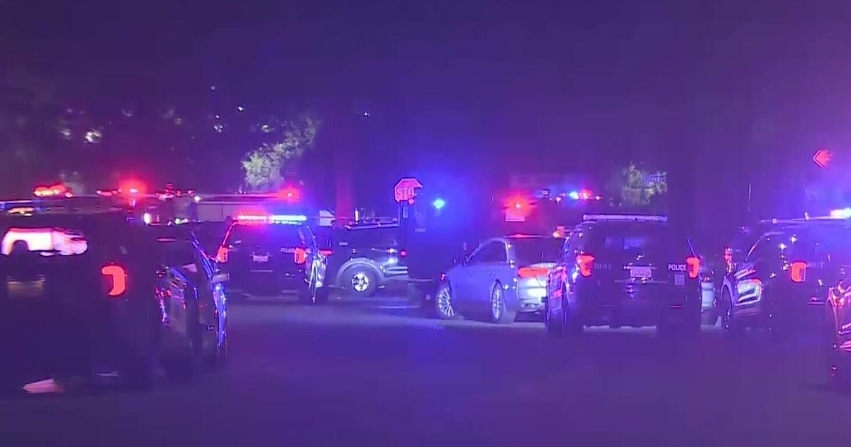 Sacramento police investigate shooting with suspect barricade inside home