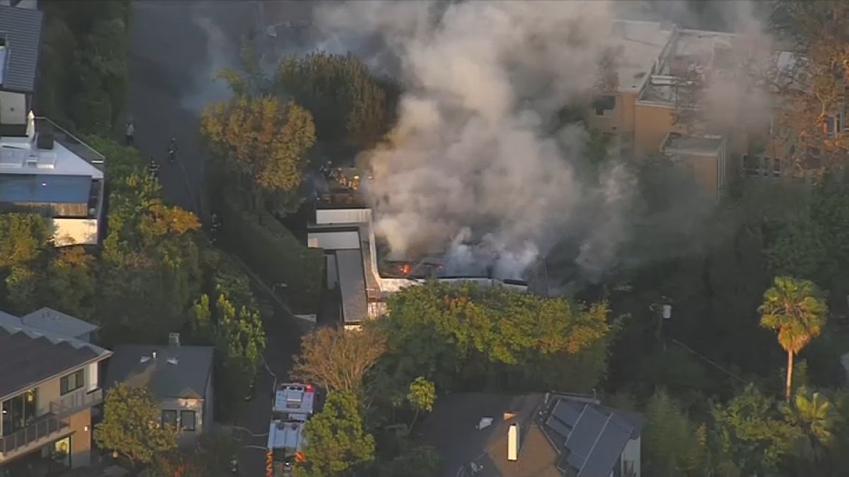 Firefighters battle structure fire in Hollywood Hills – NBC Los Angeles