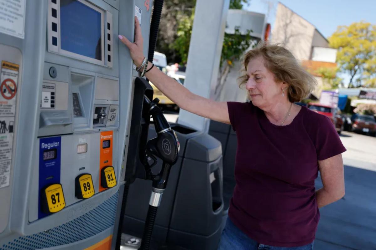 California lawmaker introduces bill to suspend gas tax for one year