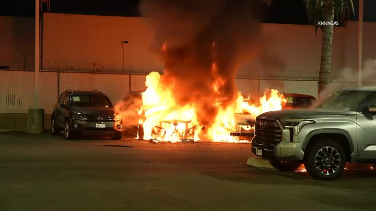 8 vehicles burn in fire at Northridge Toyota dealership – NBC Los Angeles