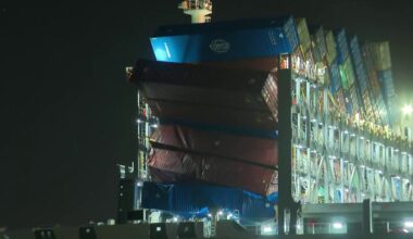 Shipping containers at risk of falling into water at Port of Long Beach – NBC Los Angeles