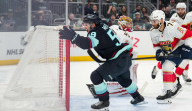 Meyers deflects in opener | NHL.com