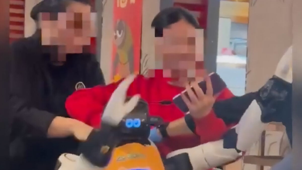 Robot Losing Its Mind in a California Restaurant Is Just as Fed Up as Everyone Else