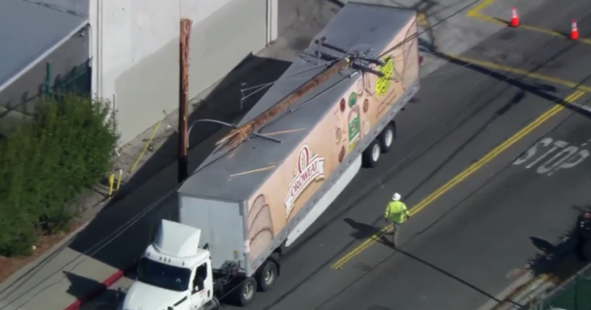 Semi-truck collides with power pole in Montebello
